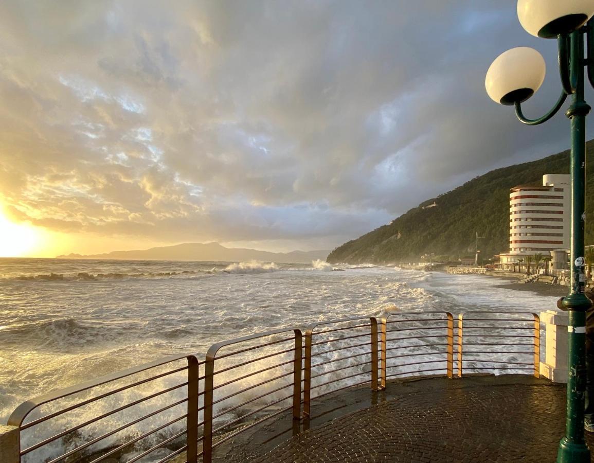 キアーヴァリ Lungomare Portoturistico Bed & Breakfast エクステリア 写真